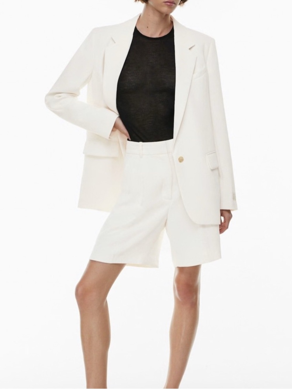 Aritzia Effortless Shorts 7 inch inseam light Birch in crepette fabric size 4